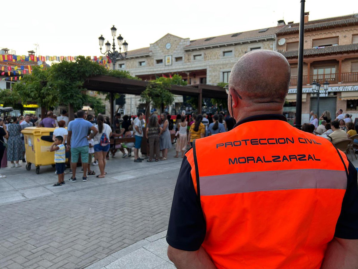 PCivilMoral's tweet photo. 📢 @pcivilmoral presente en Manzanares el Real brindando cobertura en un emocionante concierto junto con @pccolladomediano y @pc_bocema. ¡Gracias a todos por su dedicación y apoyo en la seguridad de este evento! 🚑#ProtecciónCivil #ConciertoSeguro #Moralzarzal #cuidamoadeti https://t.co/x46QWNCmfw