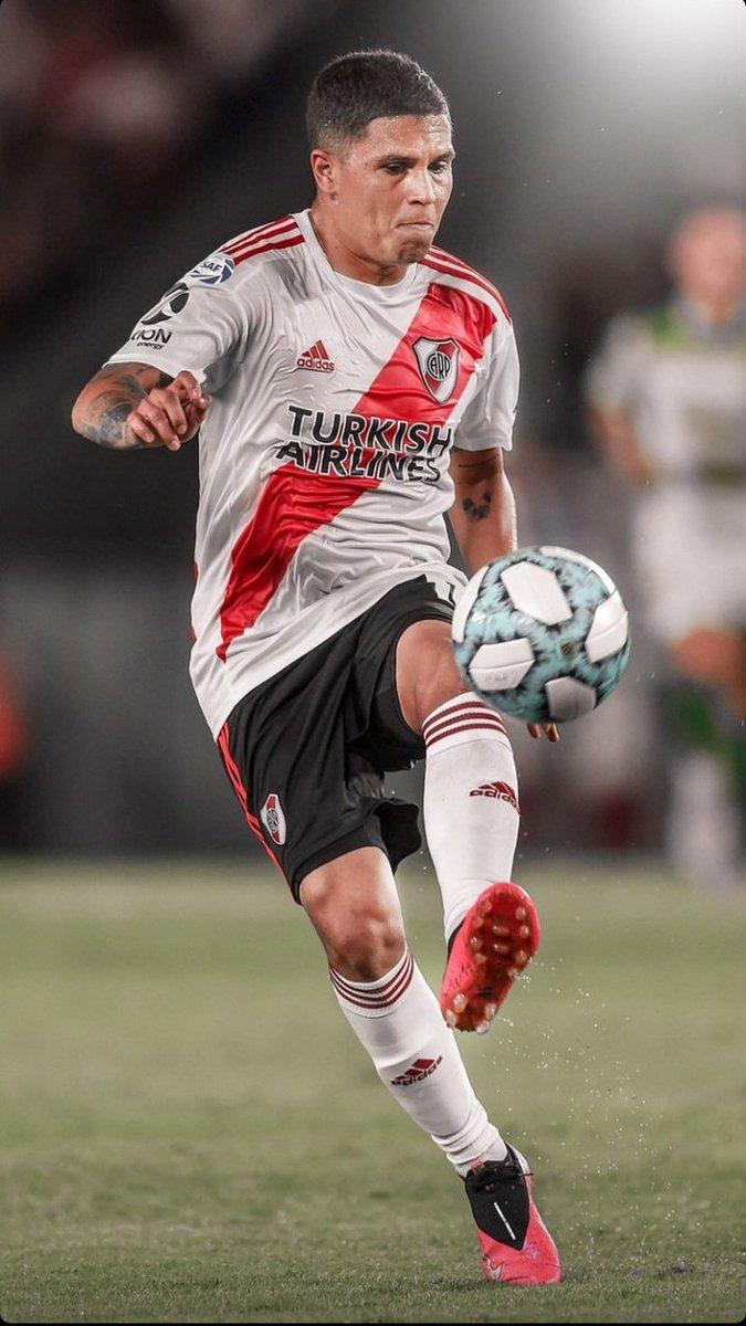 no te puedo ver con otros colores que no sean los de river😥