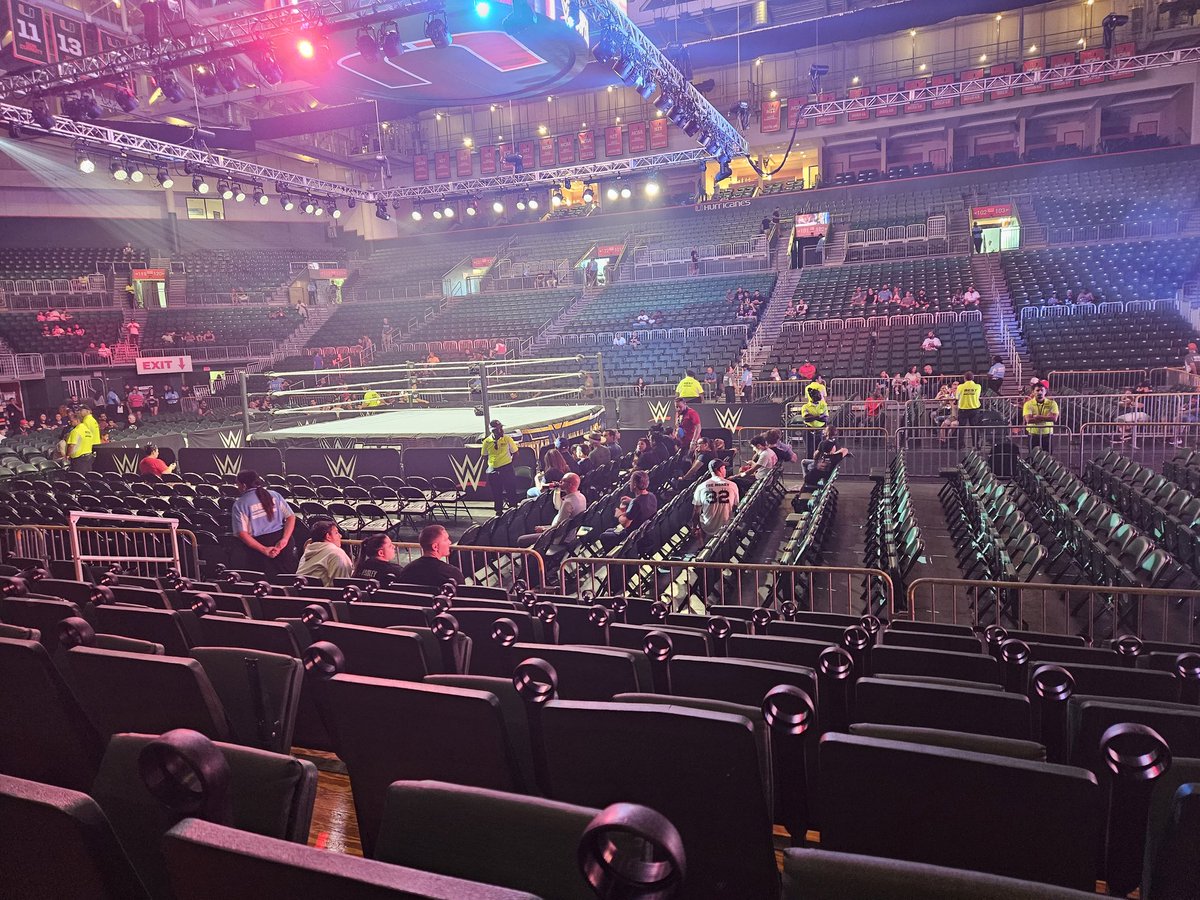 FragOut89's tweet image. Its been a long time since I've been able to see a #wwe show live. And I'm super excited. Being able to see what inspired me to start my own wrestling journey. #wwemiami #universityofmiami @WWENetwork