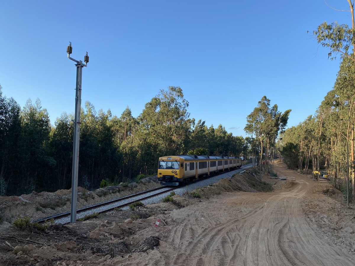 pmmrcosta's tweet image. Domingo, nada como pegar na 4x4, fazer todo o terreno e ir ver as obras de electrificação, ripagem de curvas, rede pluvial e variante do Outeiro, Torres Vedras, na linha do Oeste.
Ripagem da curva km 72,200.
Obras @Infra_PT 
#caminhosdeferro #comboios #linhadooeste