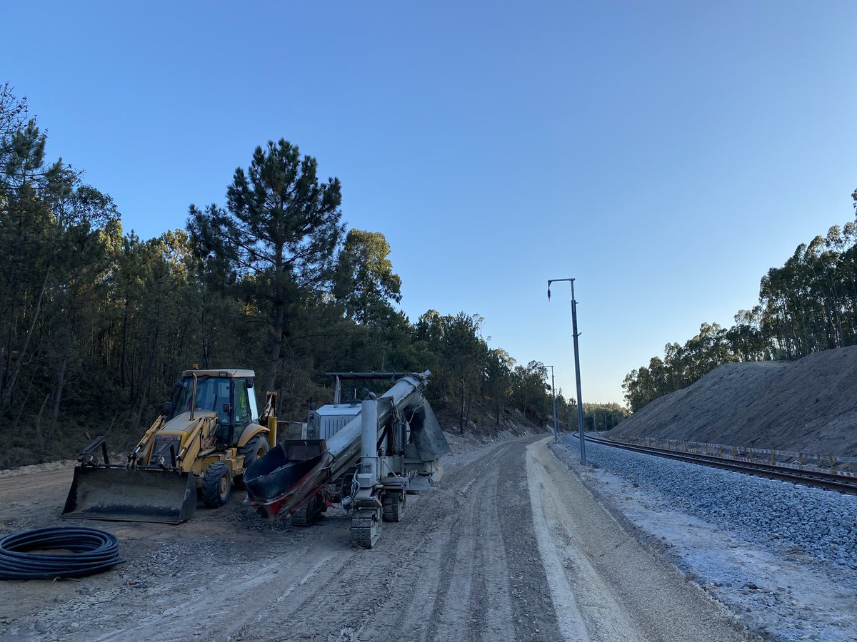 pmmrcosta's tweet image. Domingo, nada como pegar na 4x4, fazer todo o terreno e ir ver as obras de electrificação, ripagem de curvas, rede pluvial e variante do Outeiro, Torres Vedras, na linha do Oeste.
Ripagem da curva km 72,200.
Obras @Infra_PT 
#caminhosdeferro #comboios #linhadooeste