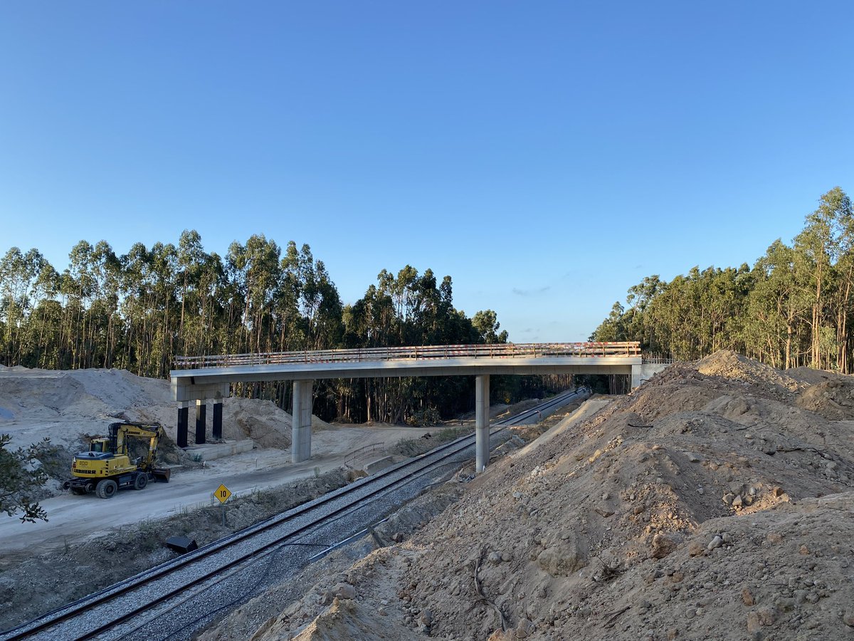 pmmrcosta's tweet image. Domingo, nada como pegar na 4x4, fazer todo o terreno e ir ver as obras de electrificação, ripagem de curvas, rede pluvial e variante do Outeiro, Torres Vedras, na linha do Oeste.
Ripagem da curva km 72,200.
Obras @Infra_PT 
#caminhosdeferro #comboios #linhadooeste