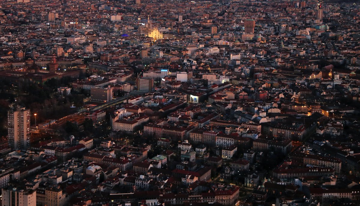 Quel puntino dorato e meraviglioso, laggiù in lontananza. Il nostro Duomo, la nostra Milano (foto andrea cherchi) #milano