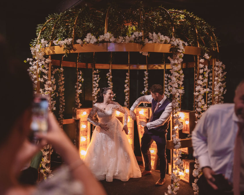 Woodhall_Manor's tweet photo. True love is a beautiful dance, and these newlyweds have definitely found their perfect rhythm πβ€οΈπΊ
π· @joshuaantseyphoto
#woodhallmanor #wedding #weddingvenue #weddinginspiration #suffolkweddingvenue #londonweddingvenue #manorhousewedding https://t.co/3XwILIjBlM