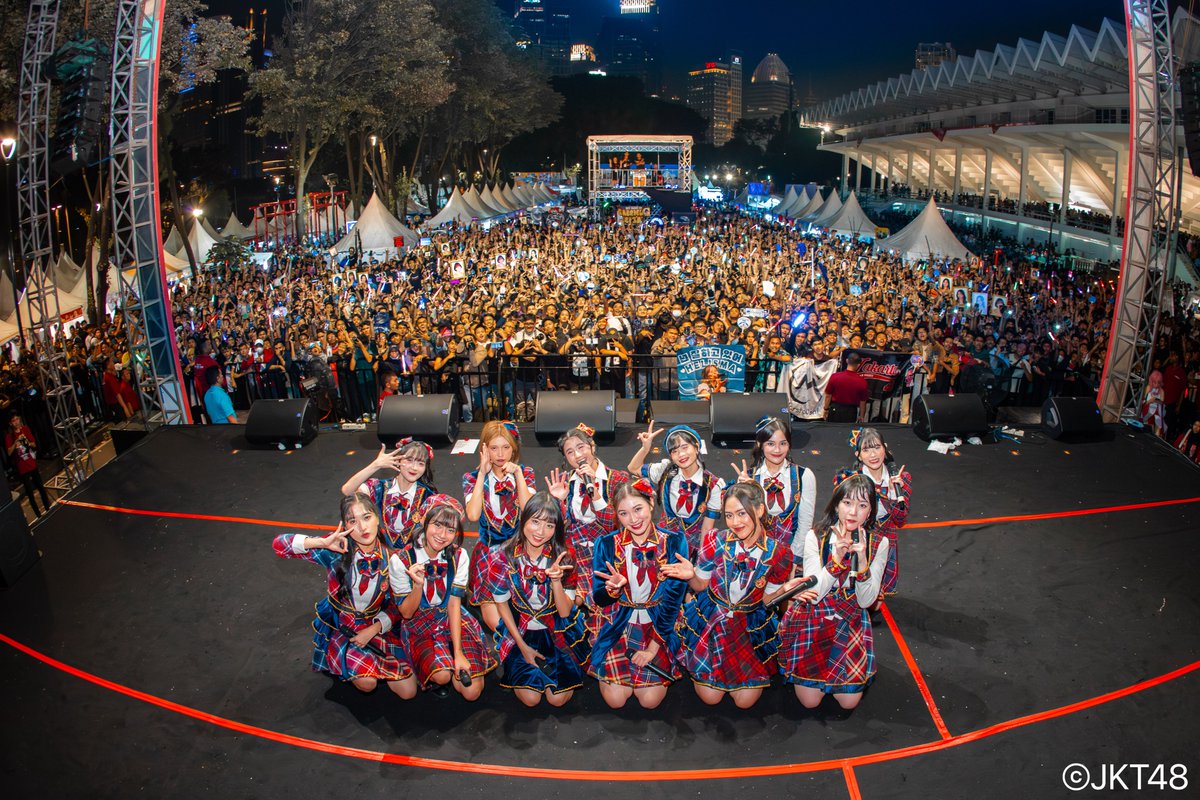 48timee's tweet photo. 3 kota, 2 pulau, 1 malam
Sanggar tari ibukota, JKT48❤️✨ https://t.co/w0pfqpnLTy