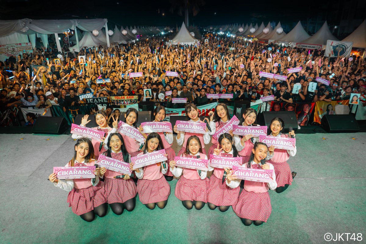 48timee's tweet photo. 3 kota, 2 pulau, 1 malam
Sanggar tari ibukota, JKT48❤️✨ https://t.co/w0pfqpnLTy
