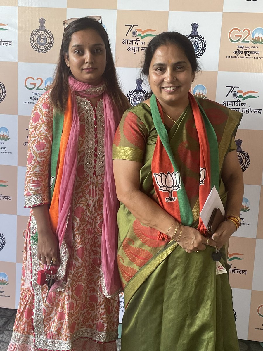 itsme_bhardwaj's tweet photo. मेरी आदर्श व भाजपा वरिष्ठ नेत्री @Deepa_Rewari जीं को महिला मोर्चा प्रदेश विशेष आमंत्रित सदस्य बनाये जाने पर बहुत बहुत बधाई

#SocialMediaVibhagBJPRewari https://t.co/ueNjgvcBVF