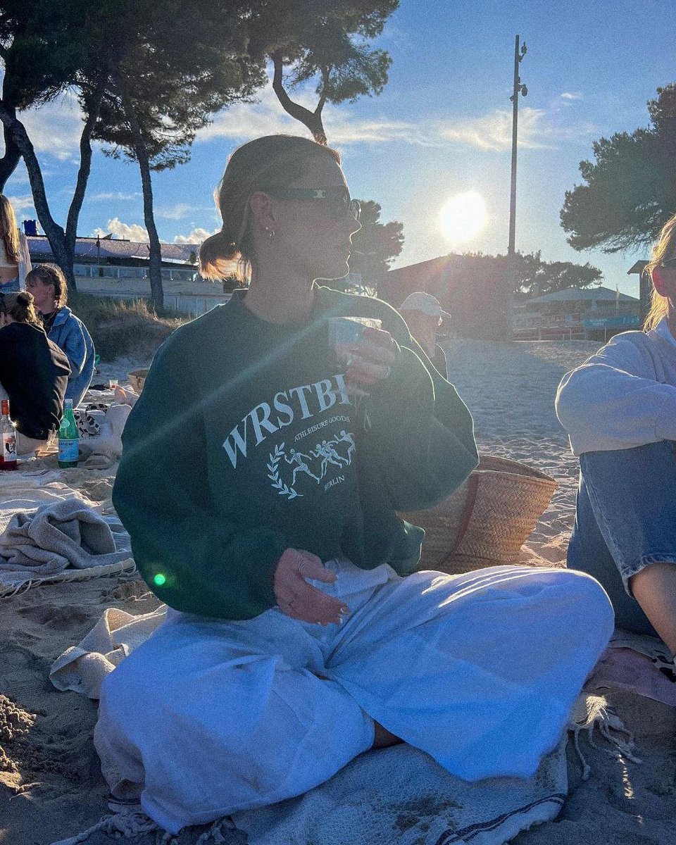 wil_nellie's tweet photo. 🌊🍉🍷 The best kind of Sunday is spent with friends at the beach! 😎Wishing everyone a beautiful and relaxing Sunday !! Don't forget Follow/RT 🌊💙#SummerVibes #SundayFunday #sundayvibes https://t.co/qwLbeuRa6V
