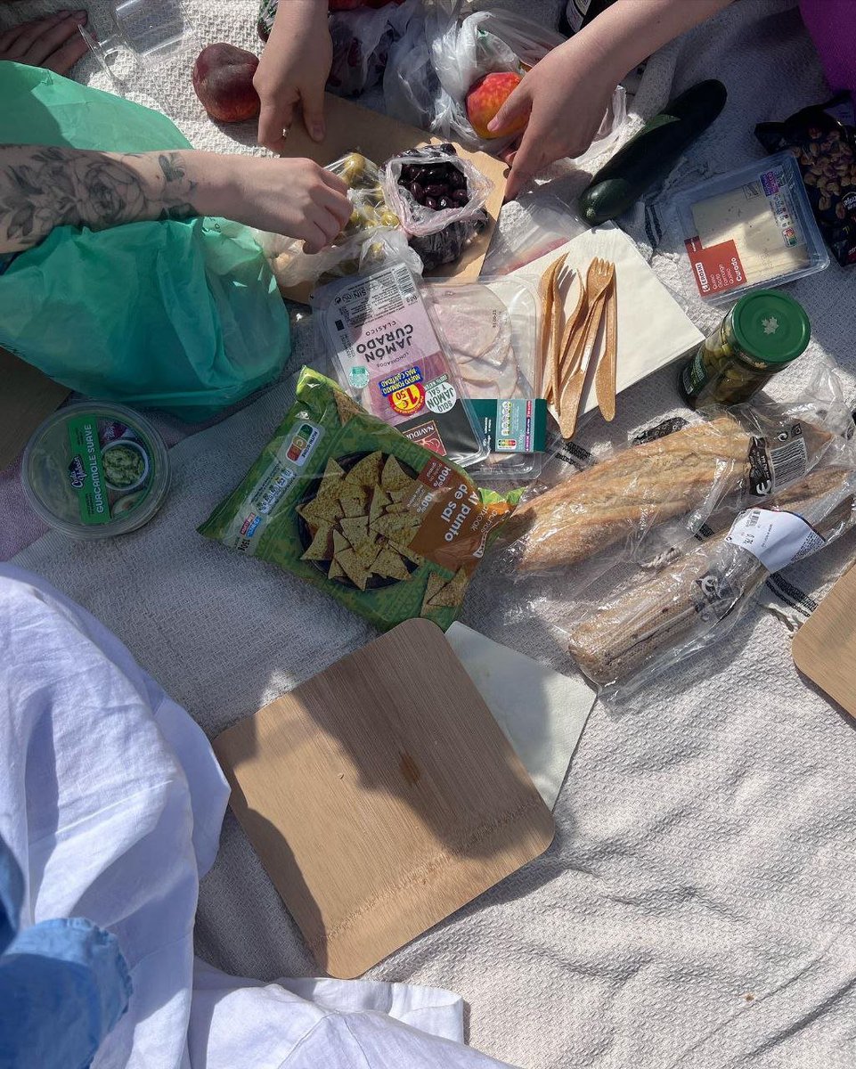 wil_nellie's tweet photo. 🌊🍉🍷 The best kind of Sunday is spent with friends at the beach! 😎Wishing everyone a beautiful and relaxing Sunday !! Don't forget Follow/RT 🌊💙#SummerVibes #SundayFunday #sundayvibes https://t.co/qwLbeuRa6V