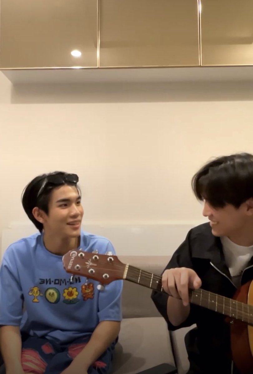 songs satangfourth covered today on their instagram live: 

1. สลักจิต - Pop Pongkool ft. Da Endorphine
2. Pae Tahng - Labanoon
3. Kon Glai - Patrickananda 
4. Don't Be Like This with Anyone, No Matter Who It Is...Do You Understand? - Bird Thongchai 

#satangks #fourthnattawat