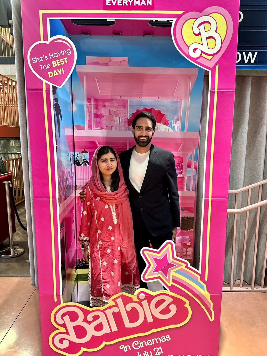La ganadora del premio Nobel, Malala Yousafzai, comparte una fotografía junto a su esposo:

'Esta Barbie tiene un premio Nobel 💖 Él es solo Ken'.