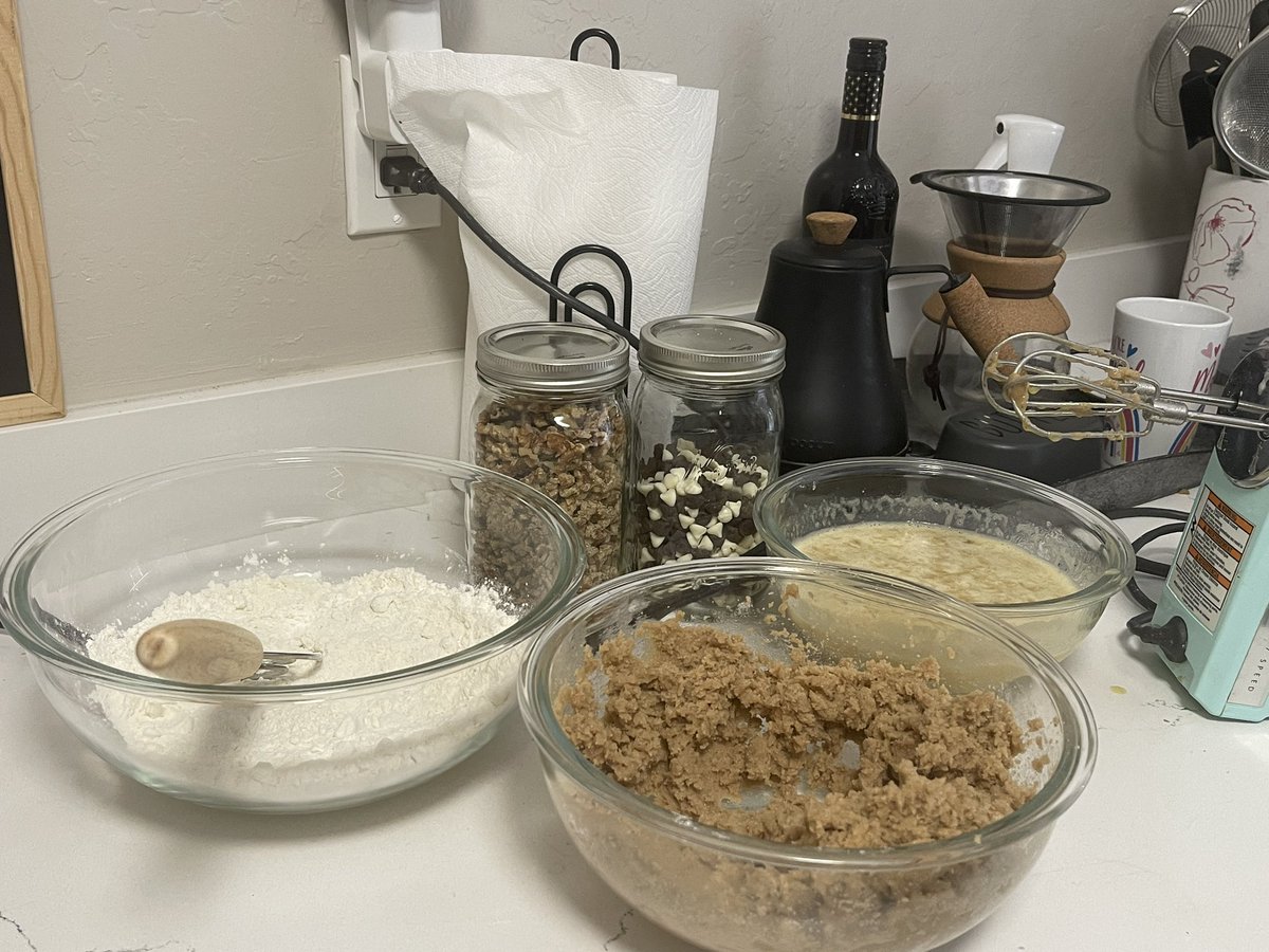 misekim98's tweet photo. Welp…it’s going down. Question is: loaf pans or muffins? Should I add the baking chips to half? #conundrum #SundayProblems #BananaNutBread https://t.co/Msuq6MXisr