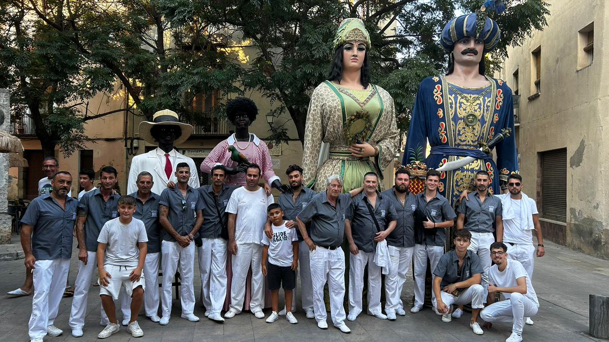 Ahir, en el marc de la Festa Major de les Neus de Vilanova i la Geltrú, els Gegants i els Negritos van ballar pels carrers de la capital del Garraf per celebrar el 75è aniversari de la recuperació dels Gegants Grossos i Petits de la ciutat.

Gràcies, Vilanova!