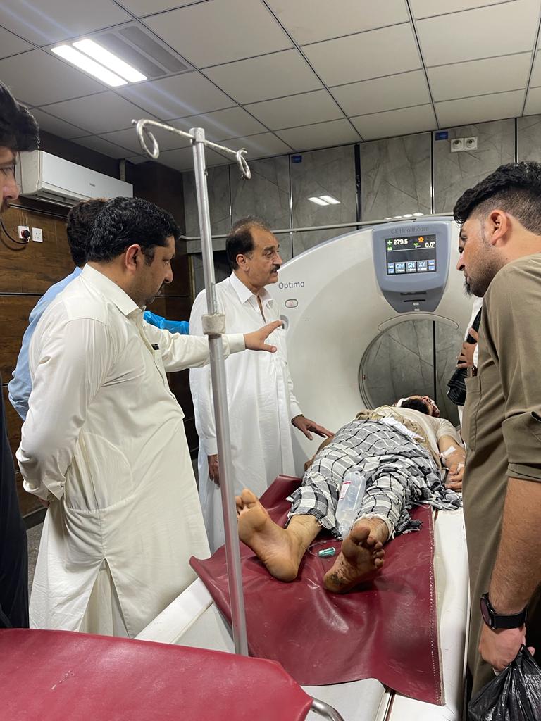 NaveedAhmadmmd's tweet photo. صدر پی ٹی آئی ضلع مہمند و تحصیل چیئرمین ملک نوید احمد مہمند کا سابقہ ایم پی اے اجمل خان کے ہمراہ باجوڑ دھماکے میں زخمیوں کی عیادت کیلئے ہسپتال میں موجود!!
#PeaceForKP https://t.co/ByDQBtWeax