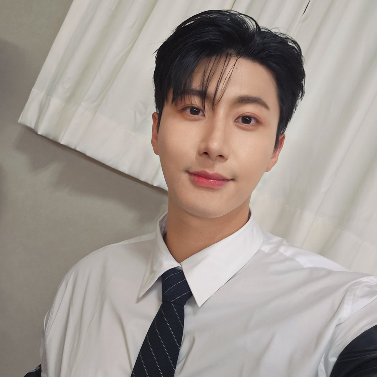 So elegant with tie.
#멋진녀석들 @GreatGuys_twt