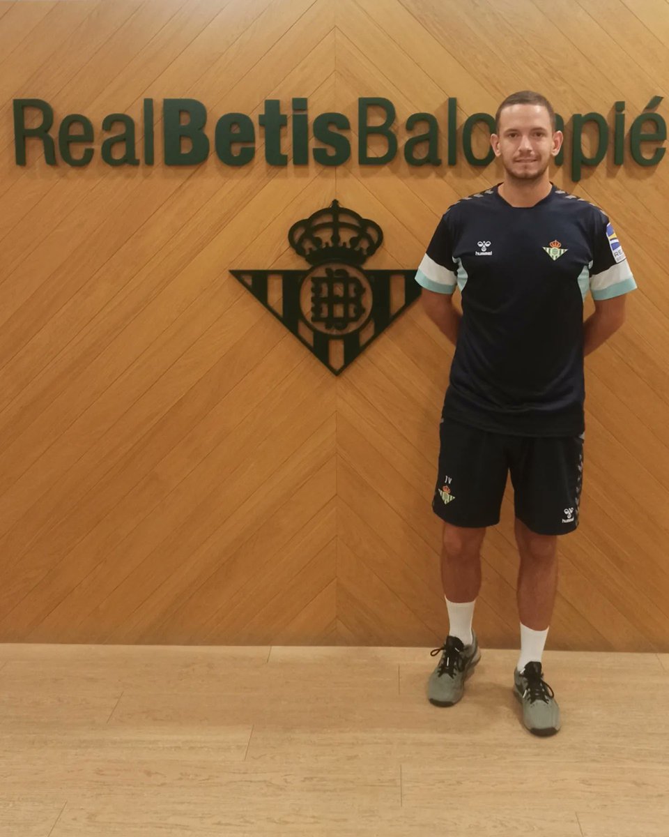 Muy contento de unirme a la familia del @RealBetisFem  para esta temporada 2023-2024. 💚🤍💚

Gracias a @MariaPry8  por la confianza y por su forma de entender el fútbol. ⚽

Un año más viviendo experiencias y disfrutando de mi pasión!