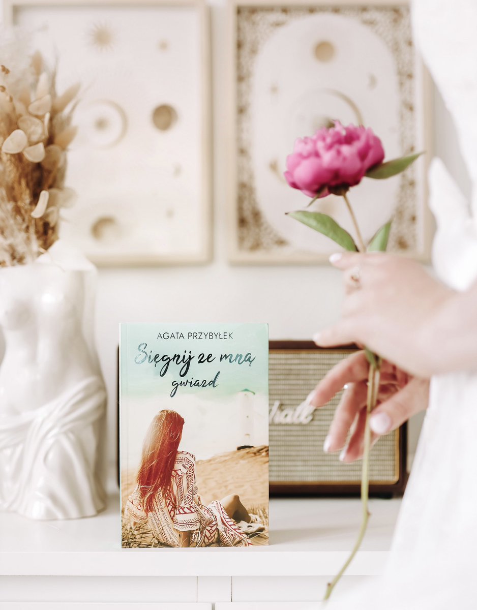 #readlist2023pl 

Jedna z najpiękniejszych, najbardziej klimatycznych powieści, jakie wyszły spod pióra Agaty Przybyłek. Wakacyjna. Nadmorska. Delikatna jak jedwab.
Jestem urzeczona.

#książka #TwitteroweKsiazkary #czytam