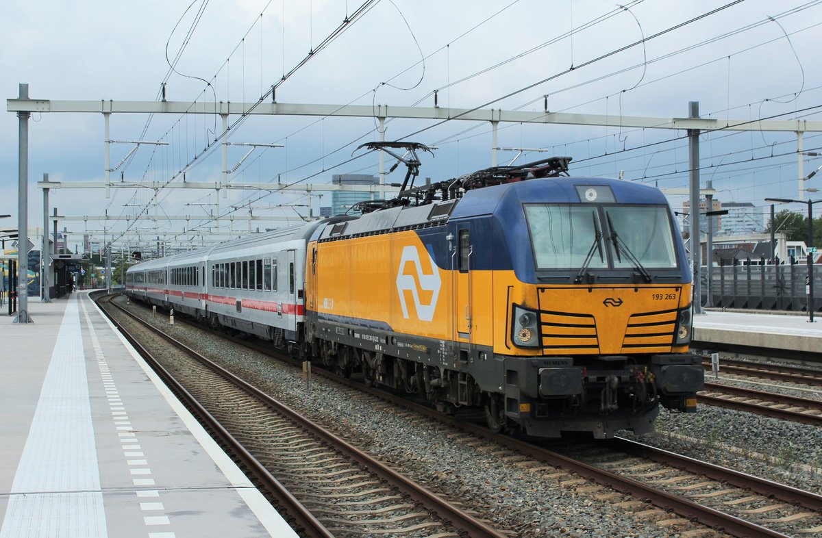 erwinstreinen's tweet photo. NS Vectron 193 263 + IC Berlijn-stam 7703 als ICE 125 (Amsterdam - Duisburg ), #Utrecht Vaartsche Rijn
#ns #siemens #nsinternational #vectron #siemensvectron #utrechtvaartscherijn #nsflow #railcolor #eisenbahn #treinspot #locomotive #vectronliebe #iceinternational #deutschebahn https://t.co/YM4S9f7adG