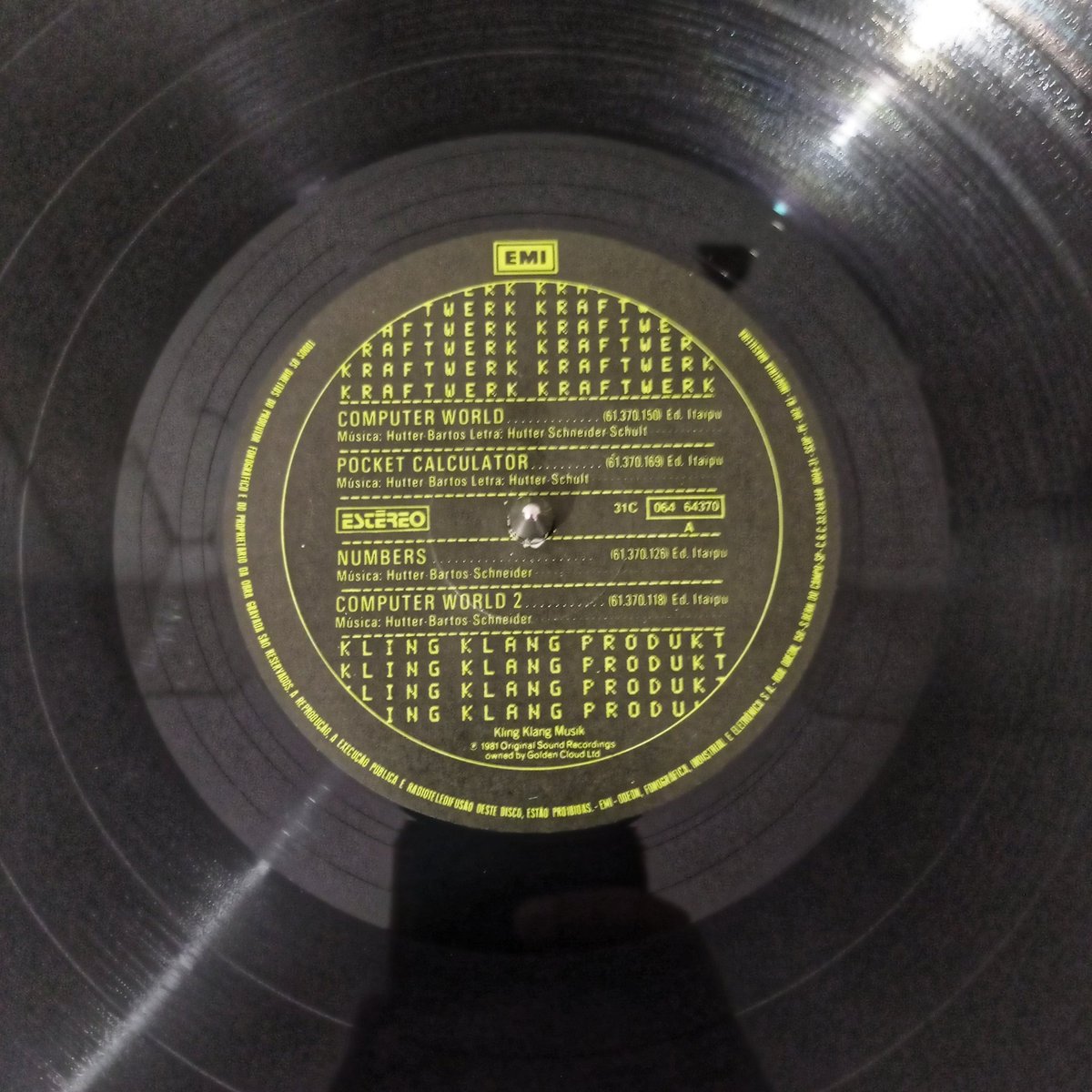 RogerioRocker's tweet photo. Kraftwerk – Computer World #vinil #EMI #id31C06464370 #EMIOdeon #tambémemcassete #estereo #vinyl #vinylpost #vinylcollection #vinylcollector #discoécultura #lps #longplays #discocollection #tocadiscos #gradiente #d35 #gs11 #Electro #Experimental #eldorado
https://t.co/LCPc1GYrGP https://t.co/koJDiSNkxb