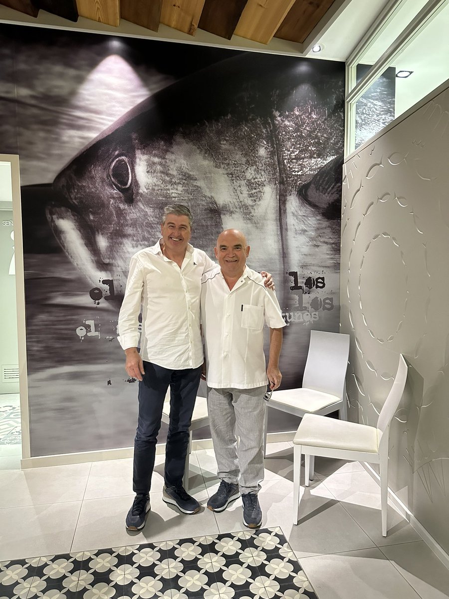 perezovejas's tweet photo. En Restaurante El Campero (Barbate).
Foto con el gran Pepe Melero.
Excepcional. Único.

#dominiodecalogia
#bodegaboutique
#grandesvinosdeespaña
#riberadelduero
#roadeduero
#restauranteelcampero
#barbate
#atun https://t.co/nS4cj3uWFB