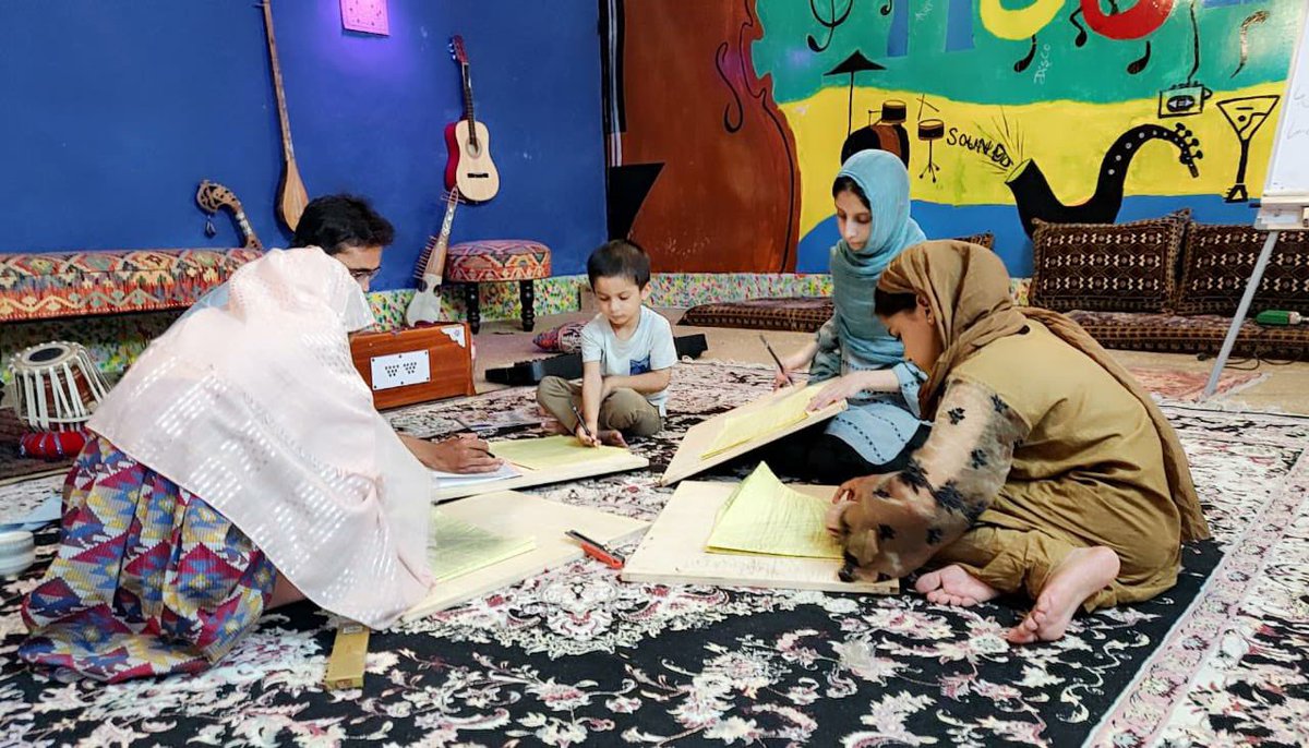 Najeebkheshgi's tweet photo. Painting class @IDEA_KP school of art. https://t.co/w4PNpYScQL