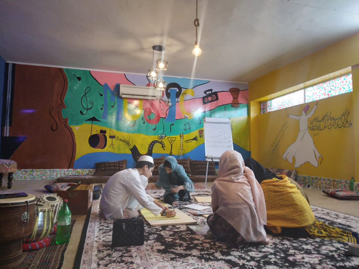 Najeebkheshgi's tweet photo. Painting class @IDEA_KP school of art. https://t.co/w4PNpYScQL