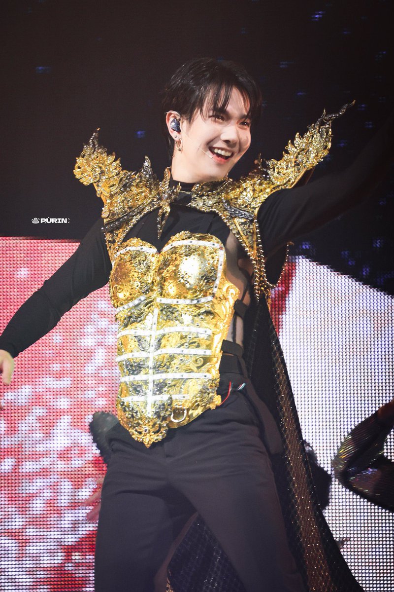jasjmo's tweet image. Missing concert hours 🥲
This outfit looked so enchanting on him, he looked so beautiful and was shining so bright! I love how Biu introduces us to Thai culture when he has the chance to, knowing he has international fans 💙

#BuildJakapan #buildfirstsoloconcert #Beyourluve