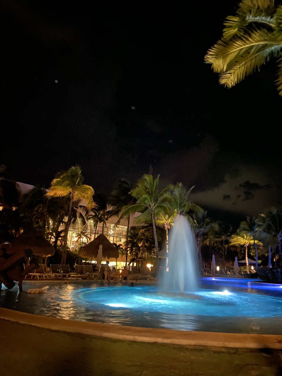 aidyzz's tweet photo. Bueno las vacaciones terminaron y con excelentes experiencias, una semana en el hotel en vidanta en la Riviera maya que está hermoso pero demasiado caro además no tiene todo incluido así que la segunda semana decidimos cambiarnos al the Reef 28 en PdC todo incluido 🤩🤩 https://t.co/KrpoLf5X6K
