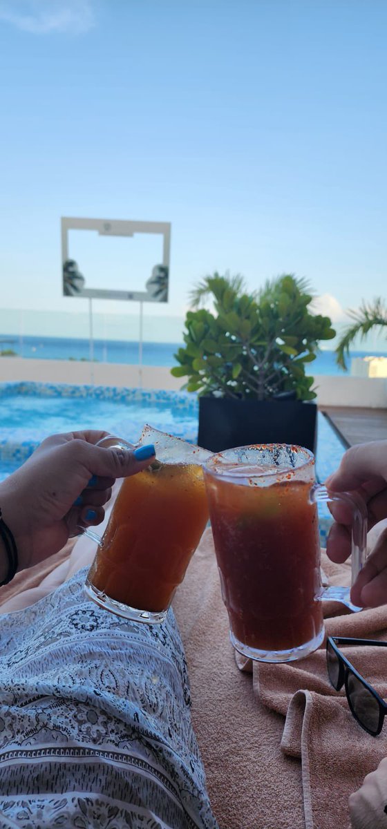 aidyzz's tweet photo. Bueno las vacaciones terminaron y con excelentes experiencias, una semana en el hotel en vidanta en la Riviera maya que está hermoso pero demasiado caro además no tiene todo incluido así que la segunda semana decidimos cambiarnos al the Reef 28 en PdC todo incluido 🤩🤩 https://t.co/KrpoLf5X6K