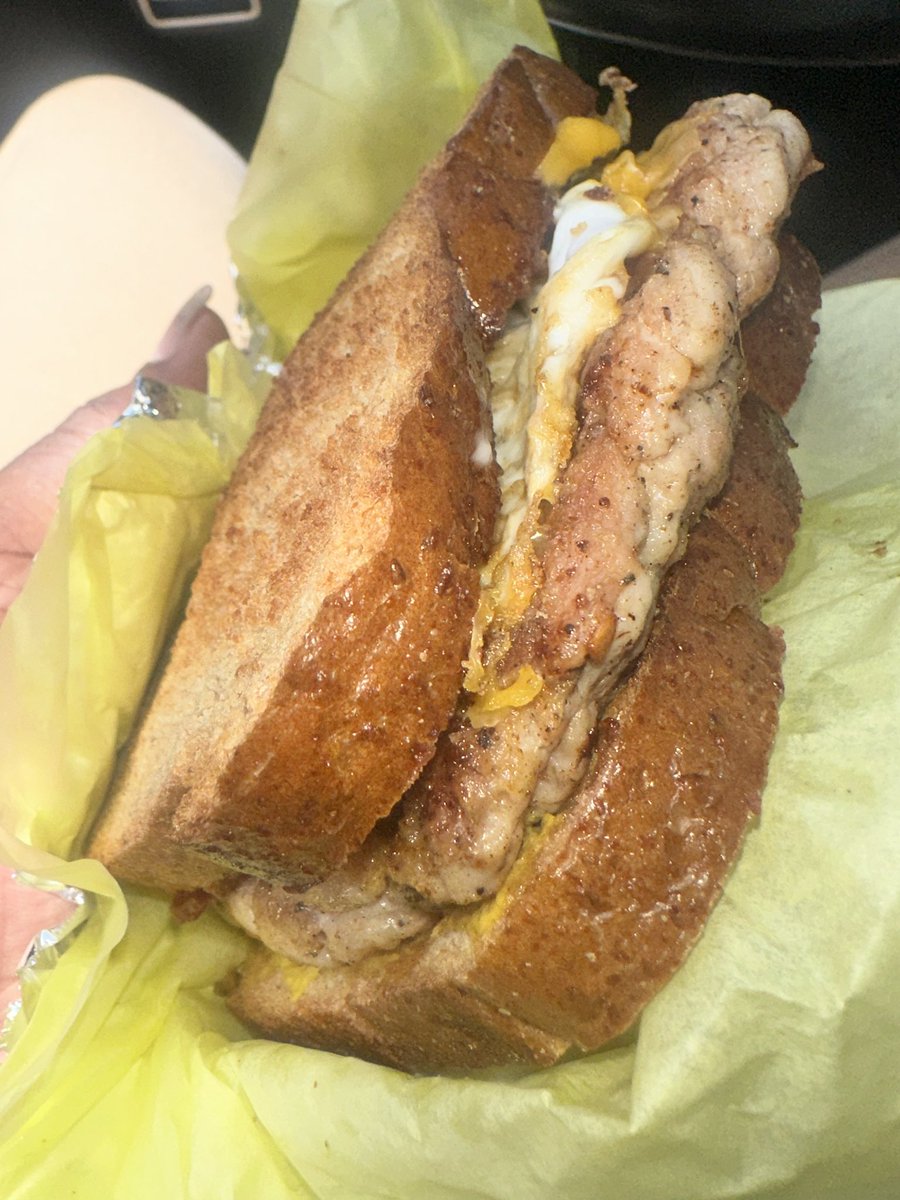 iTO_OTmyTWEETER's tweet photo. #MamasChicken Hot chicken sausage breakfast sandwich on wheat bread, mustard&mayo, egg, cheese & bacon π₯π₯π #ooHKayWay https://t.co/DAfjBYEu7o