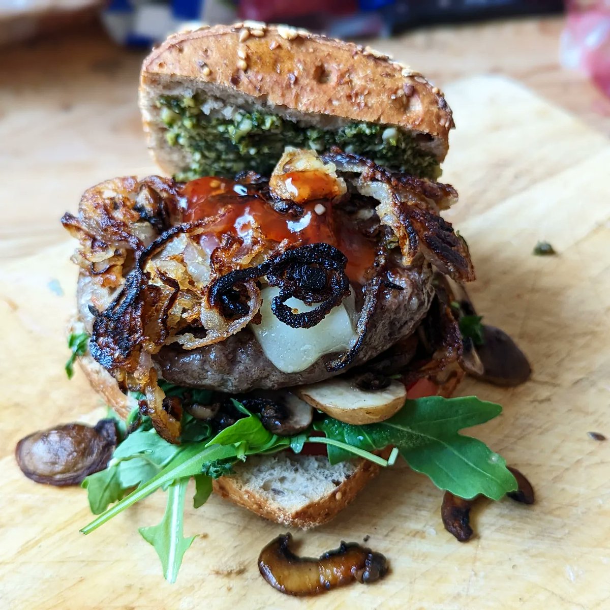 RudiesStruggle's tweet photo. Burger-Time!
#selberkochen #burger #rucola #pesto #zwiebel #pilze #hummus https://t.co/ej1mZerd4r