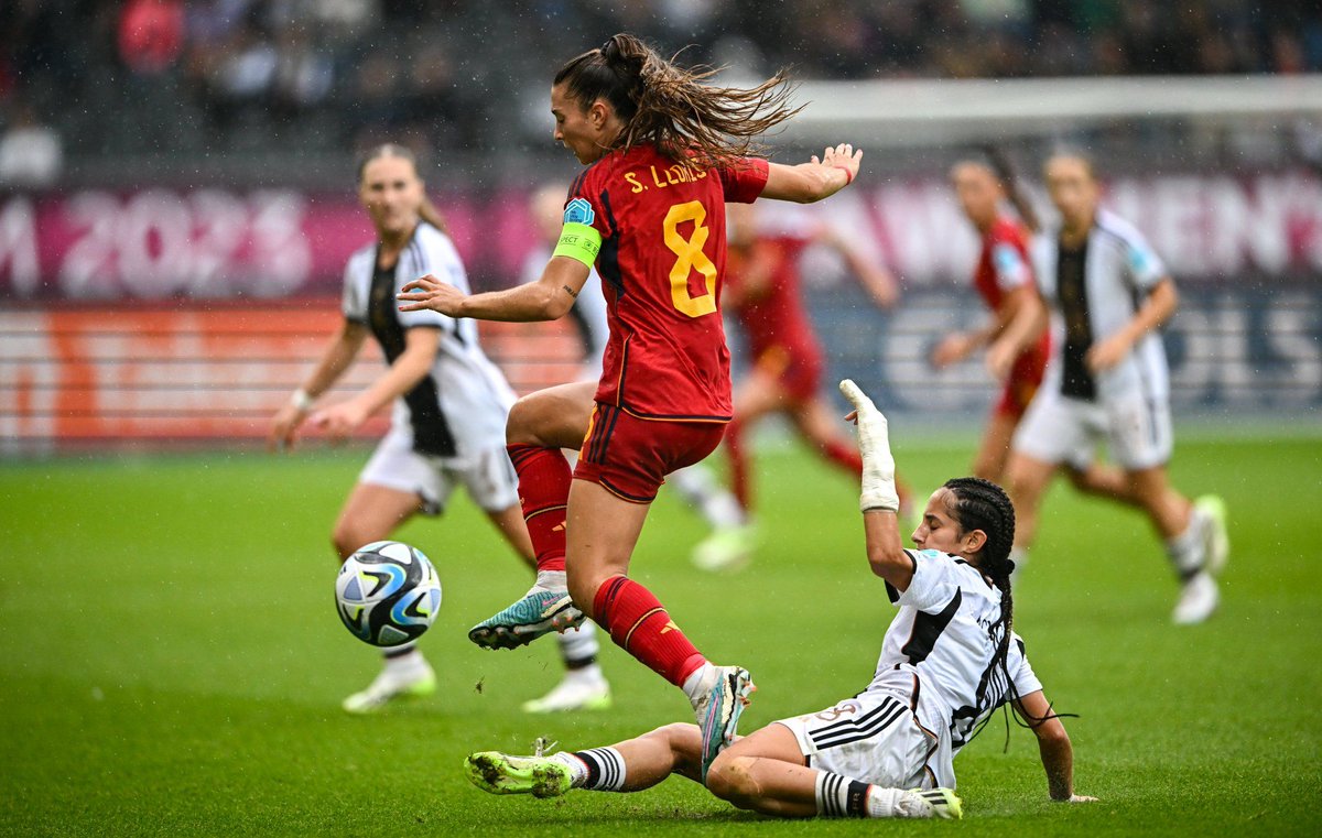 ffrm_se's tweet photo. 🇪🇸🥇 ¡¡¡@LlorisSilvia ES CAMPEONA DE EUROPA SUB-19 👏👏👏👏!!! 

⭐ ¡Es historia de nuestro #FutFem!
⭐ ¡Es increíble lo logrado en Bélgica revalidando el título ante Alemania!
⭐ ¡Es un orgullo volver a verte a reinar en Europa!
⭐ ¡Es la @SEFutbolFem S-19!

🥳 ¡FELICIDADES! 🥳 https://t.co/SIxKgQLfJT