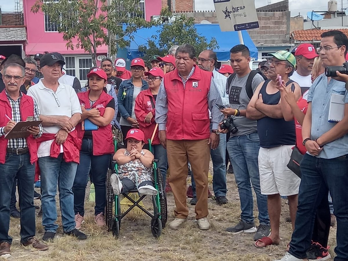 DIFMunicipalSLP's tweet photo. Se llevó a cabo el Domingo de Pilas #88 en la colonia Valle Dorado, donde se recuperaron espacios públicos mediante la rehabilitación de los mismos. 

Además instalamos la ruta de la salud donde se ofrecieron servicios médicos gratuitos.
#PoSÍble  #SanLuisPotosí #DIFSLP https://t.co/FVTGknn3MX