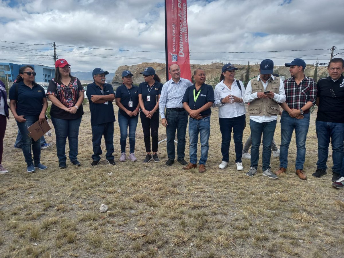 DIFMunicipalSLP's tweet photo. Se llevó a cabo el Domingo de Pilas #88 en la colonia Valle Dorado, donde se recuperaron espacios públicos mediante la rehabilitación de los mismos. 

Además instalamos la ruta de la salud donde se ofrecieron servicios médicos gratuitos.
#PoSÍble  #SanLuisPotosí #DIFSLP https://t.co/FVTGknn3MX
