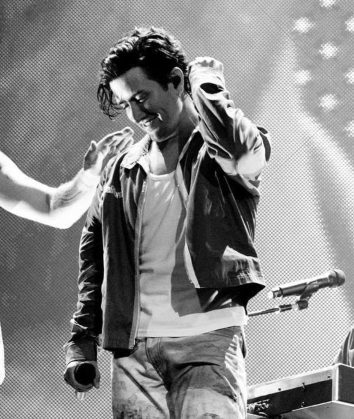 diaznuts118's tweet photo. Logan isn’t glowing bc of tour, tour is glowing because of HIM https://t.co/8KZ6v3uzkG