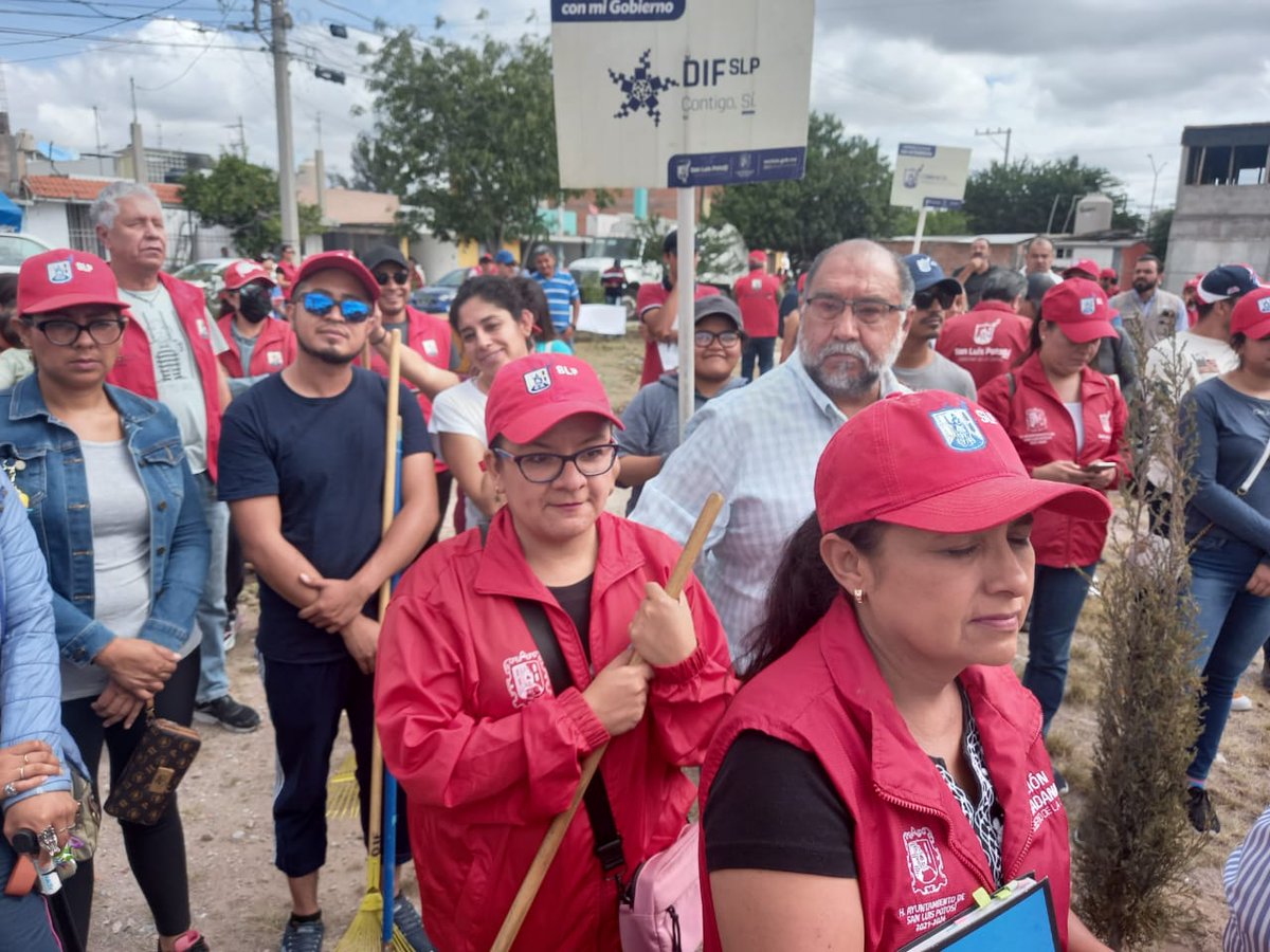 DIFMunicipalSLP's tweet photo. Se llevó a cabo el Domingo de Pilas #88 en la colonia Valle Dorado, donde se recuperaron espacios públicos mediante la rehabilitación de los mismos. 

Además instalamos la ruta de la salud donde se ofrecieron servicios médicos gratuitos.
#PoSÍble  #SanLuisPotosí #DIFSLP https://t.co/FVTGknn3MX