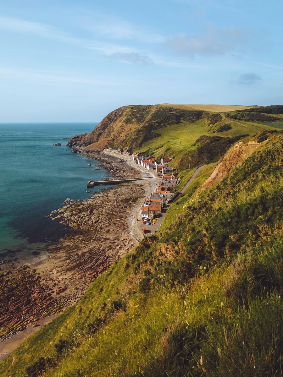 VisitScotland's tweet photo. Tucked between steep cliffs &amp; the sea, the charming village of Crovie is a must-visit when exploring #Scotland! 🎣🏡 

📍 Crovie, @visitabdn 📷 IG/jheasman_photography #ScotlandIsCalling https://t.co/5P4hRUBHig