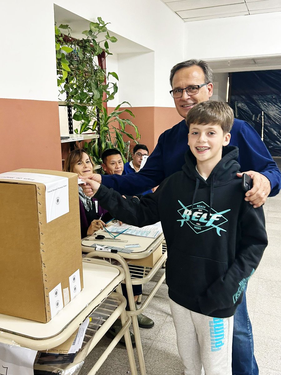 cgmackarthy's tweet photo. A 40 años del retorno de la democracia seguimos ejerciendo nuestro derecho cívico! Hoy junto a Facu , mi hijo menor ! #ChubutVota 🗳️ #Trelew https://t.co/InjuYlL1Sa
