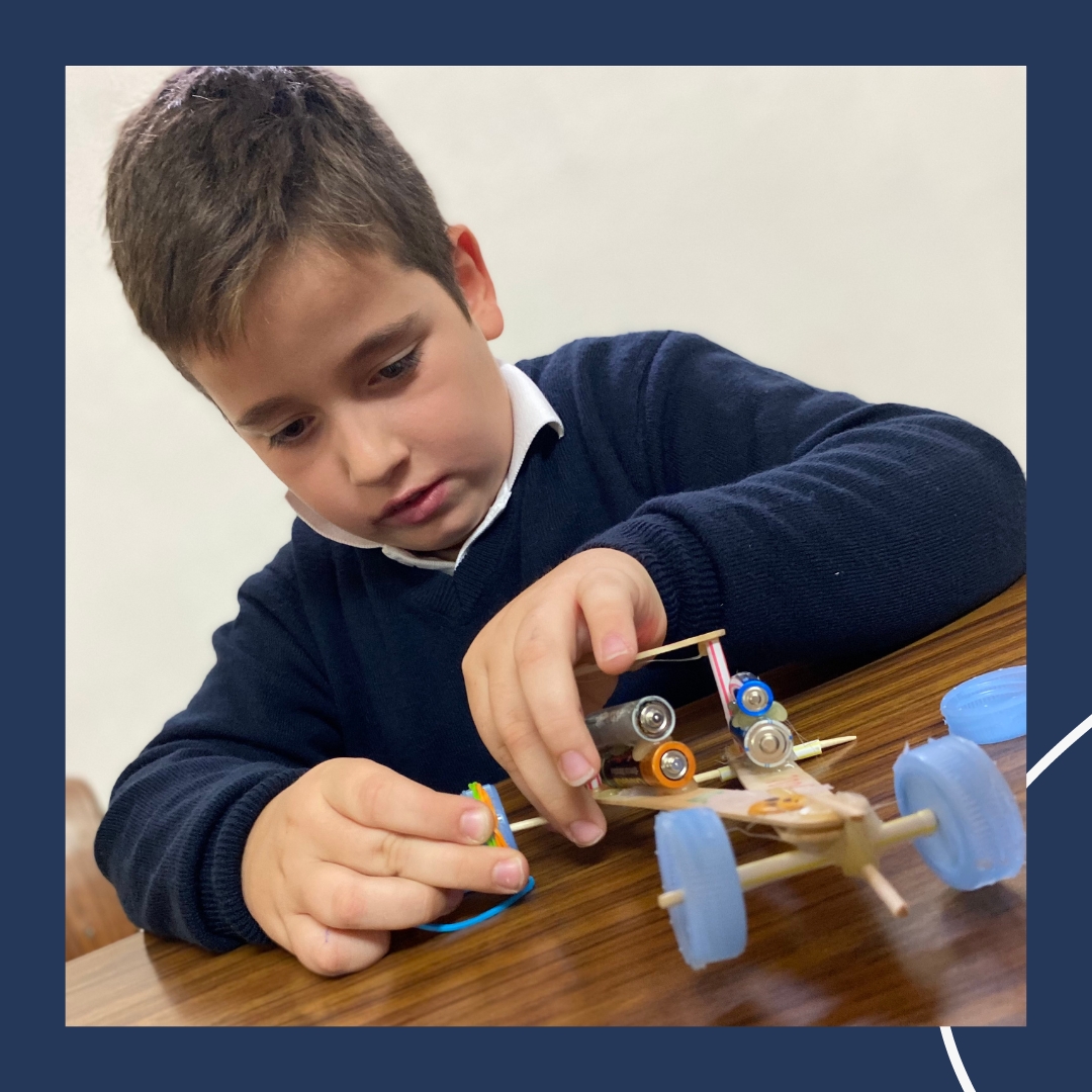 ¿Y lo bien que lo pasamos en Escolar+?🏎️

Aquí nuestro alumno, en Futuros Inventores (Ruta de la seda), poniendo a punto su coche para correr la carrera 🏁