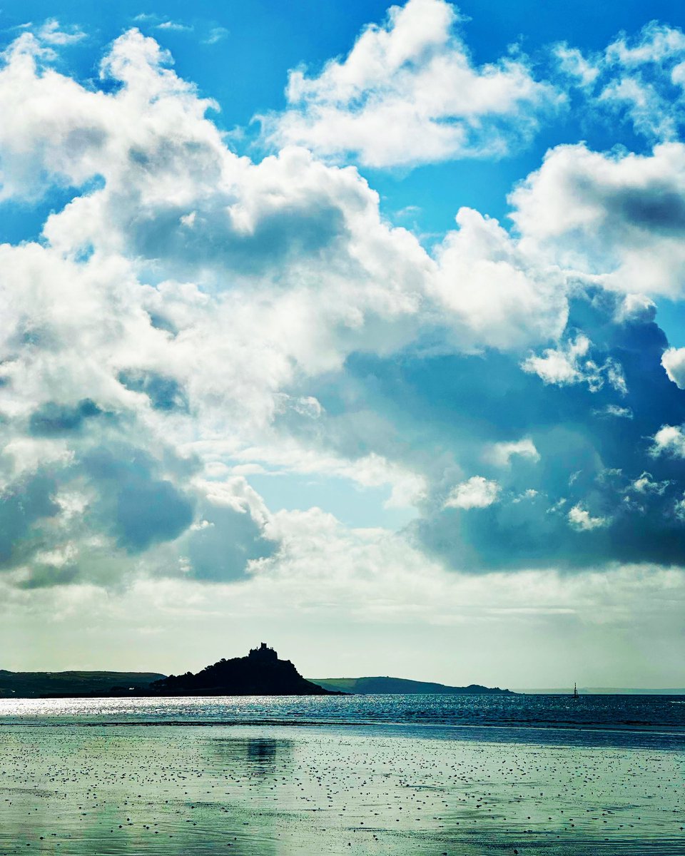 A relaxing weekend with the Husband and a stunning Saturday morning dog walk on Long Rock Beach! This is what weekends are made of! #StMichaelsMount #Penzance #Cornwall