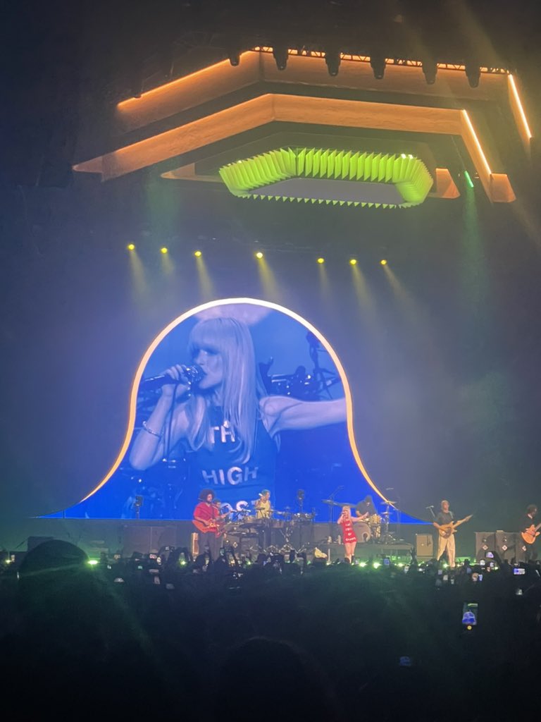 yoitsterrah's tweet photo. If I wasnโt gay before I am now
#paramoreTulsa https://t.co/0vFG1NGxsX