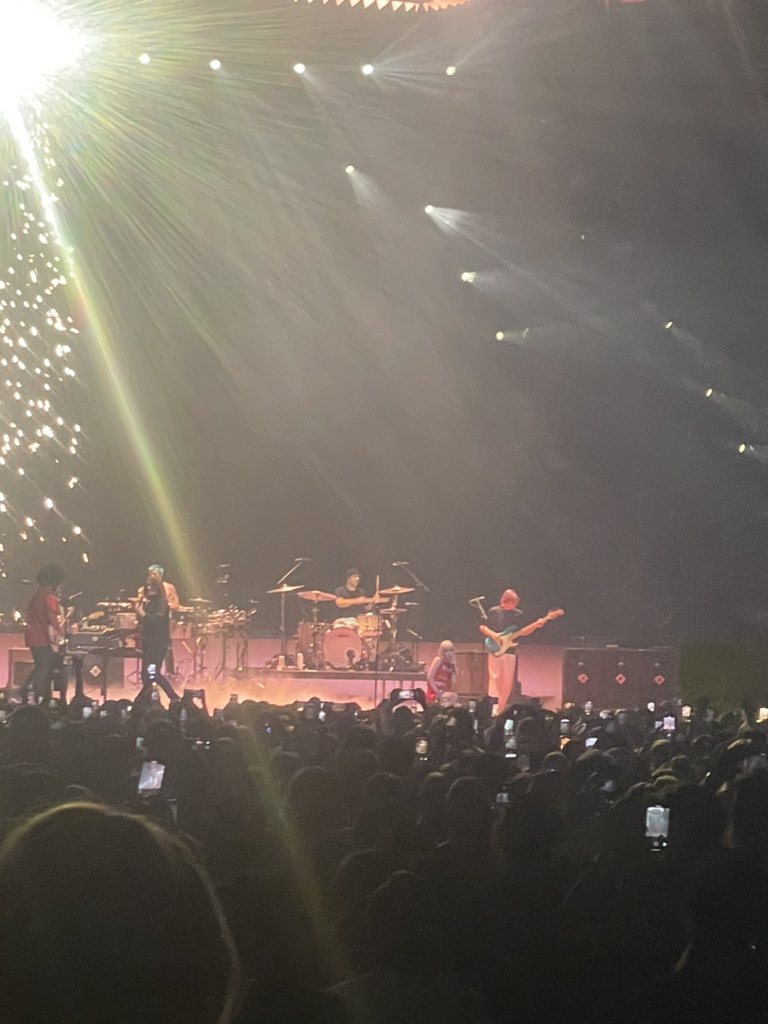 yoitsterrah's tweet photo. If I wasnโt gay before I am now
#paramoreTulsa https://t.co/0vFG1NGxsX