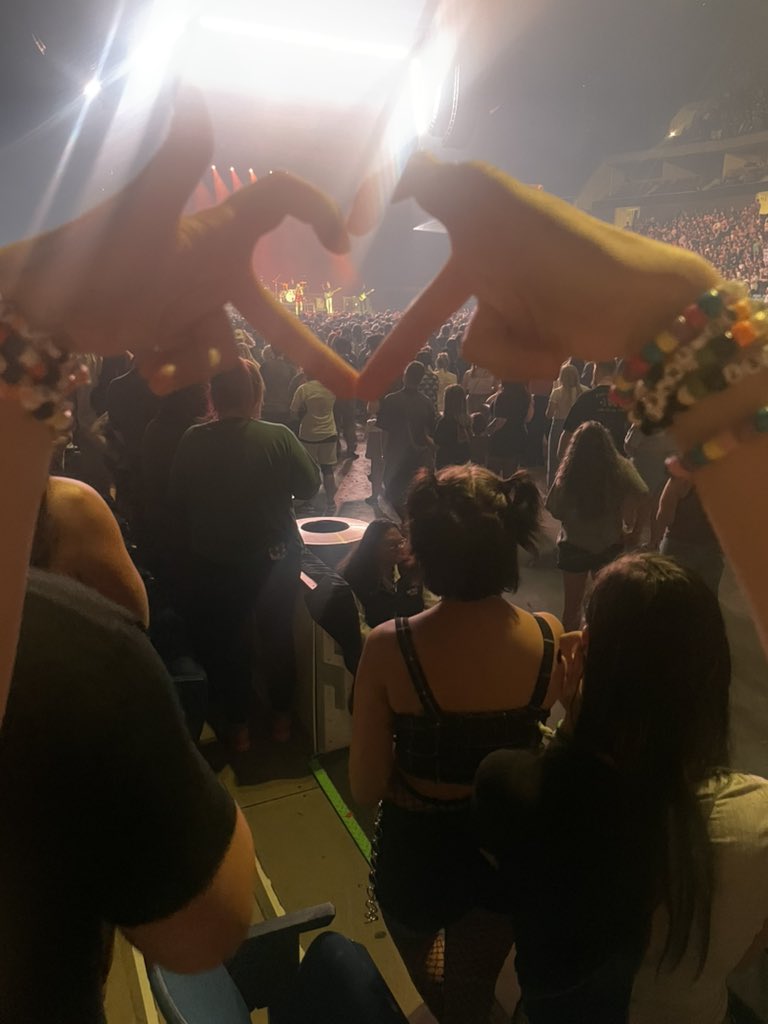 yoitsterrah's tweet photo. If I wasnโt gay before I am now
#paramoreTulsa https://t.co/0vFG1NGxsX