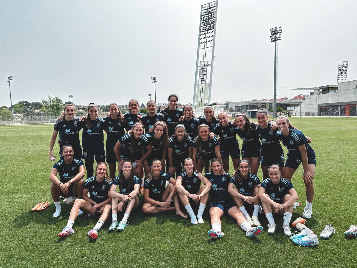 iberdrola's tweet photo. 🇪🇸😳 ¡¡¡LO HAN VUELTO A HACER!!! 😳🇪🇸 

Nuestras chicas de la sub-19 demuestran que son el  FUTURO y PRESENTE de nuestro #futfem.

¡¡¡¡CAMPEONAS de EUROPA!!! 🏆🔥

¡¡Sois unas fuera de serie!! Suma tu felicitación a las CRACKS del fútbol español 💬💚

#EllasJueganSonamosTodos https://t.co/ri6h2BKUq7