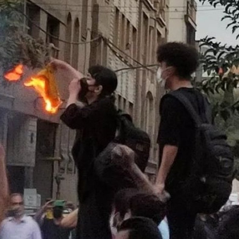 هر زاویه از فیلم نیکا بی‌نظیره. بالا رفته و مردم پشت سرش شعار میدن: مرگ بر دیکتاتور...
نیکا نیستی ببینی روسری‌ای که آتیش زدی رو دیگه هیچ کسی سرش نمیذاره...
#نیکا_شاکرمی 
#مهسا_امینی