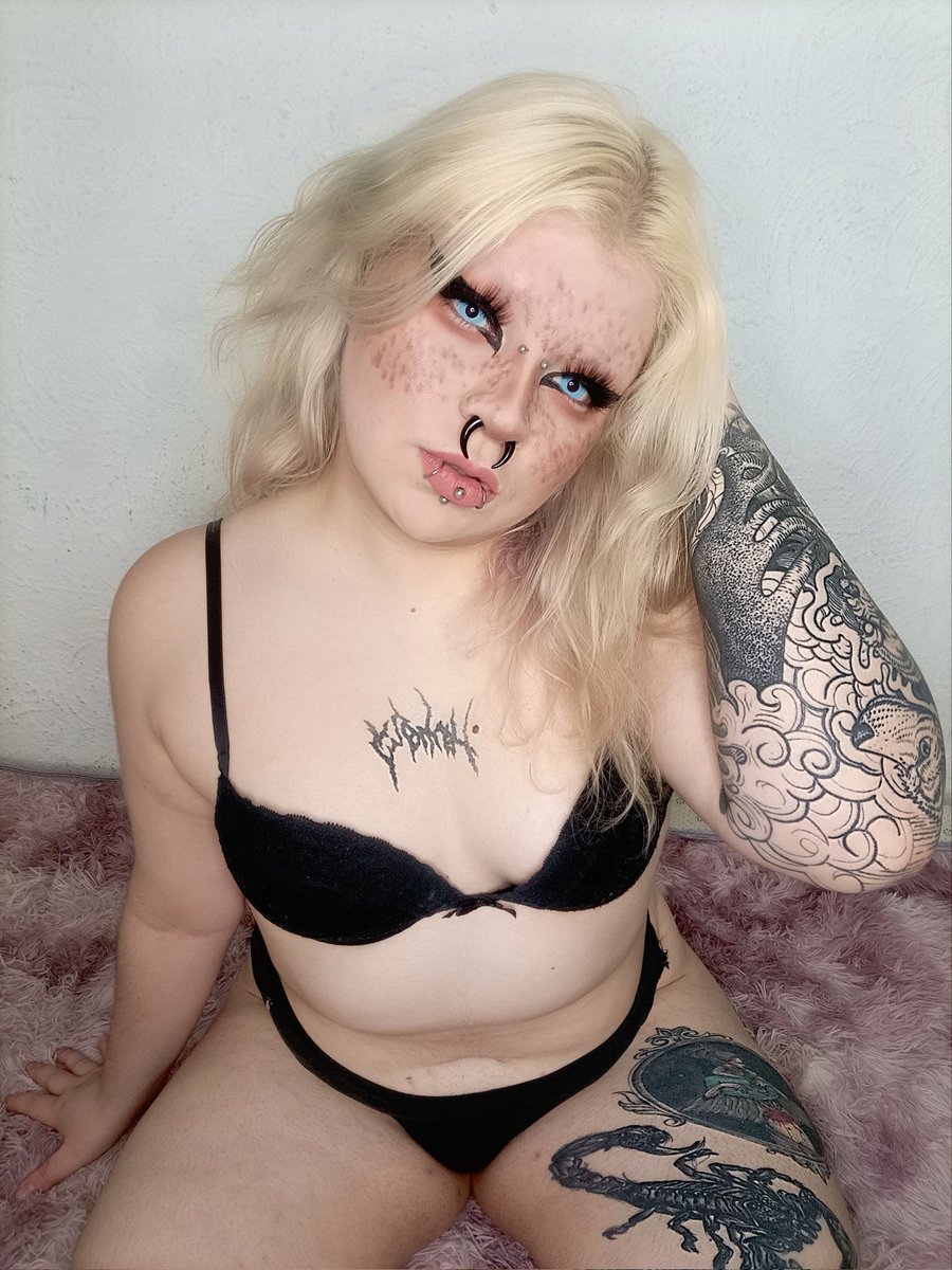 RT si te gustan las chicas goticas culonas 😈🔥