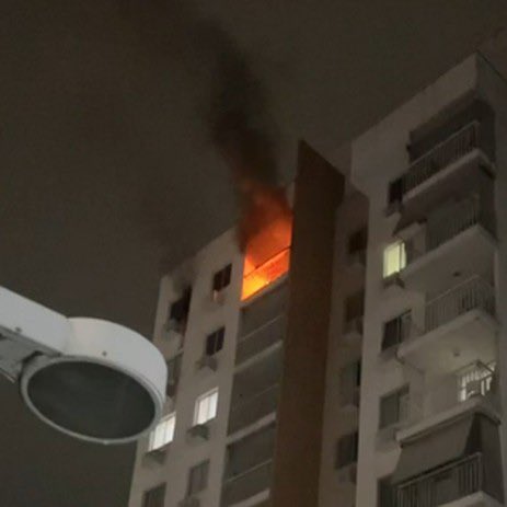 choquei's tweet photo. 🚨BRASIL: Homem morre ao tentar salvar cão de incêndio em apartamento no Rio. 

Hugo agiu rapidamente para salvar sua esposa e filha, de 6 anos, retirando-as em segurança. Porém, ao retornar para buscar o animal de estimação da família, acabou ficando preso e não conseguiu sobreviver aos ferimentos.