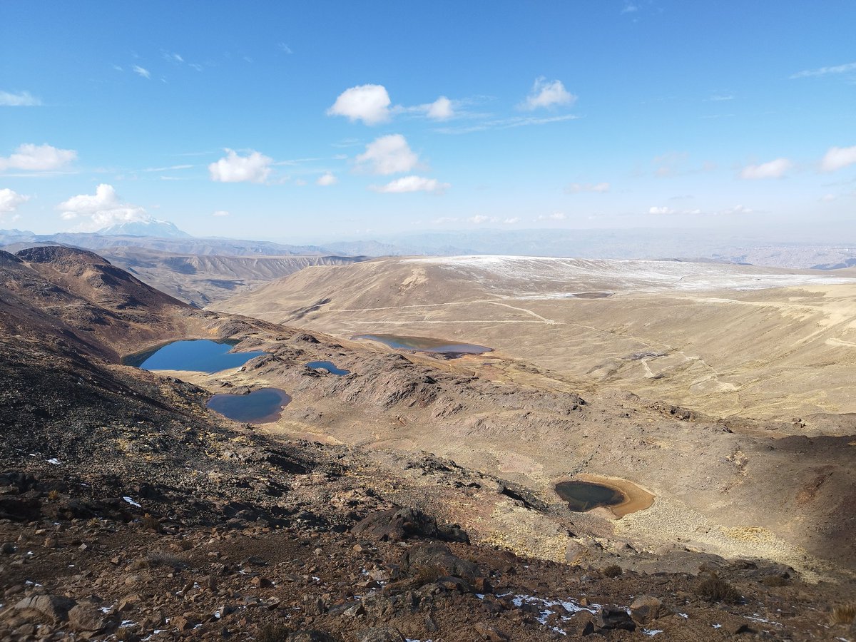 maitepariente's tweet photo. Hoy día de aclimatación en Chacaltaya, 5435m. 
Era una de las pistas de esquí más altas del mundo.
 A lo lejos el huayna Potosi🏔️💫💪😜 y siete lagunas.

A topeeeee con la vida 💋❤️ https://t.co/44v82RfRlN