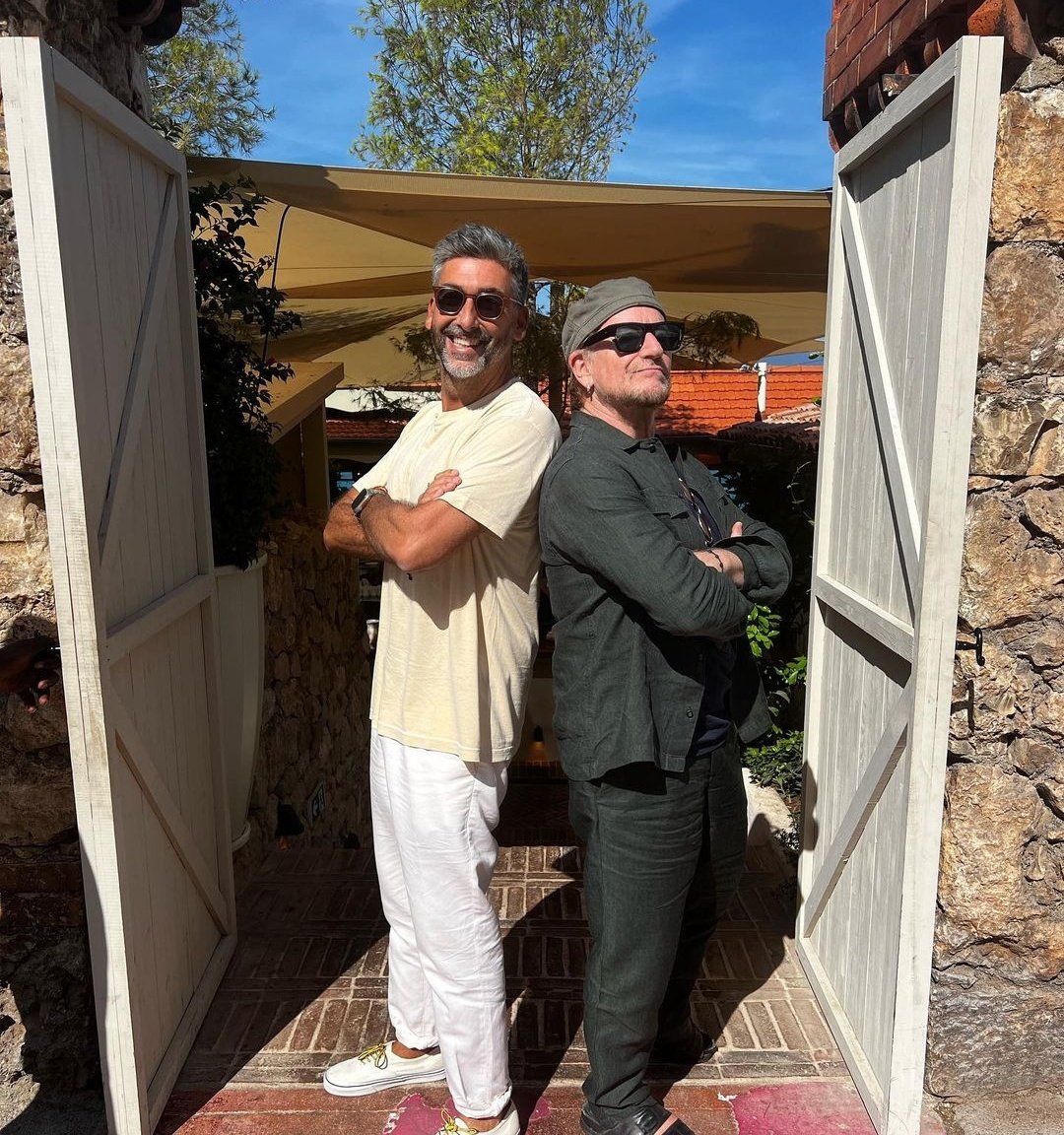 daniDpVox's tweet photo. #Bono & #SamySass at the #RestaurantLePirate in #CapMartin, #CotedAzurFrance
Photo @samysass
https://t.co/UPFBeFautt
#U2 #U2NewsIT https://t.co/wQPLqwpDVJ