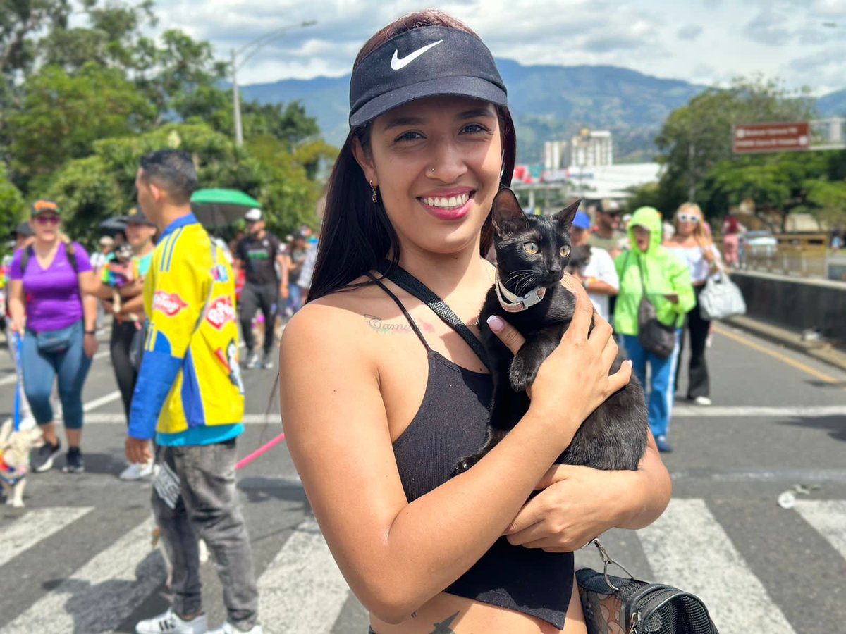 AlcaldiadeMed's tweet photo. Los peludos también se gozan la #FeriaDeLasFlores2023.

Acompañamos la Caminata Canina y de Mascotas de @TIERRAGRO 🐾🐶🐕🦮🐕‍🦺. 

Un espacio de convivencia  para compartir con nuestros peludos 🐶 y disfrutar de un encuentro de ciudad 🌷. https://t.co/FoUyoRouwx